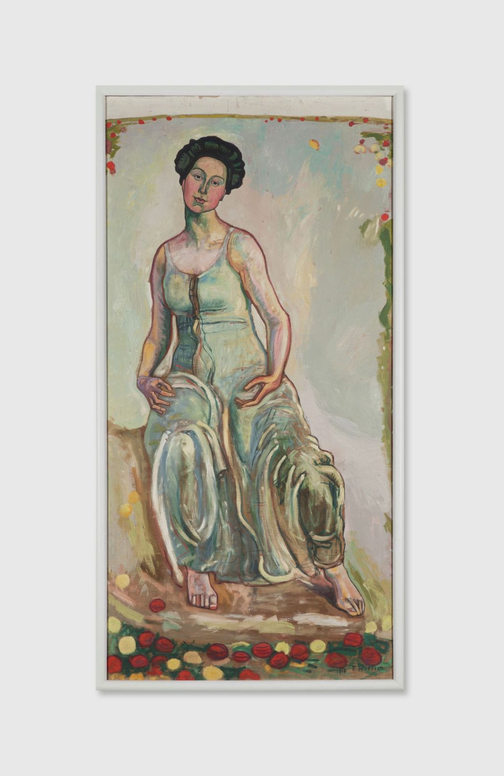 Das Gemälde zeigt eine Frau mit dunklem Haar in einem hellblauen Kleid, die auf einem gemusterten Teppich sitzt. Ihr Gesichtsausdruck ist ruhig, und der Hintergrund ist abstrakt mit weichen Pastellfarben und einem Rand aus roten und gelben Punkten.