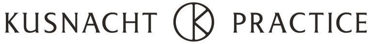 Textlogo mit dem Schriftzug Kusnacht Practice in Großbuchstaben, getrennt durch ein rundes Emblem mit einem stilisierten K in der Mitte.