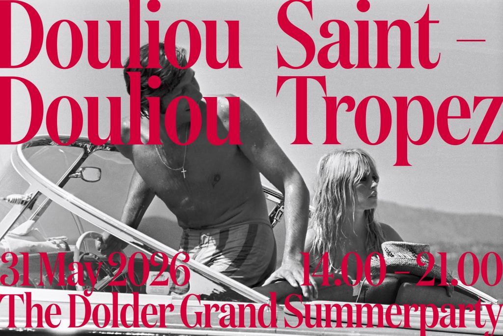 Schwarz-Weiß-Foto eines Mannes und einer Frau auf einem Boot, überlagert von einem großen roten Text: "Douliou Saint-Douliou Tropez. 31. Mai 2026, 14:00-21:00, The Dolder Grand Summerparty".