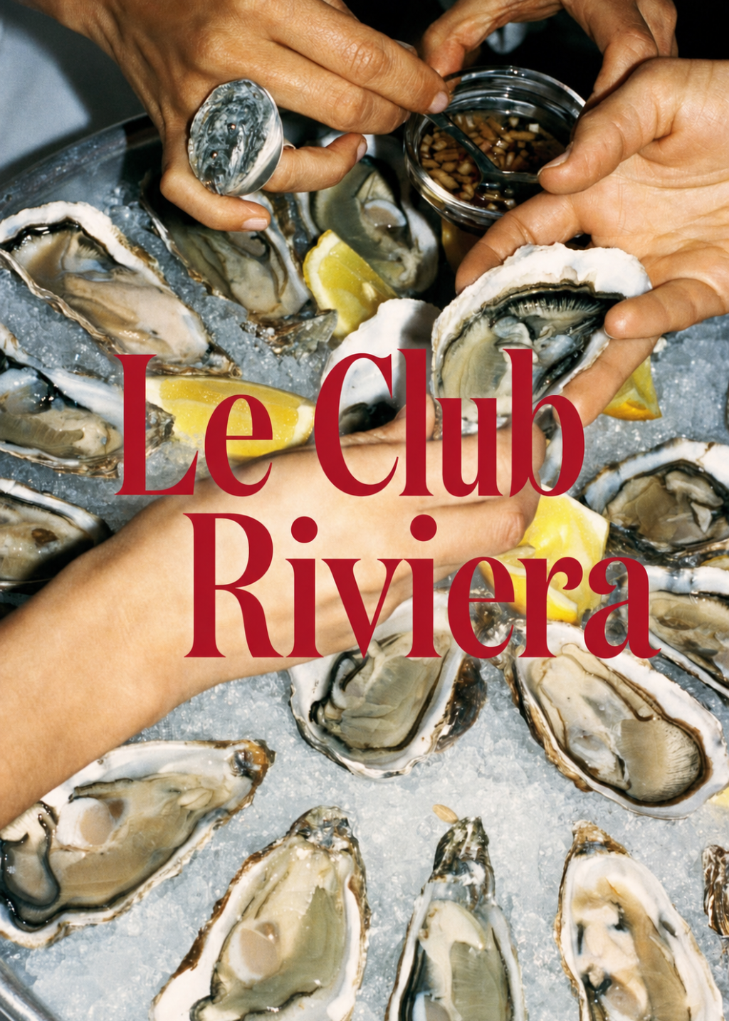 Hände greifen nach Austern auf Eis mit Zitronenschnitzen; eine Hand hält eine Muschel, die andere gibt Soße dazu. Über dem Bild steht in großen roten Buchstaben „Le Club Riviera“.